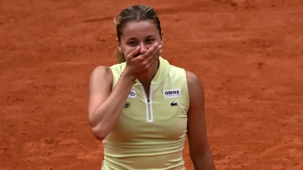 Poljska kvalifikantka še naprej preseneča Roland Garros. Rusinje ni pustila do niti enega niza